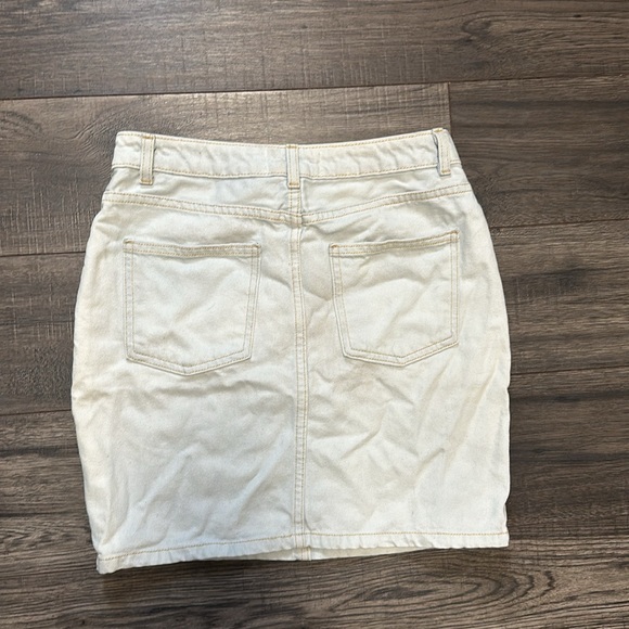 American Apparel JEANS - Light Wash Denim Mini Skirt - Picture 4 of 8